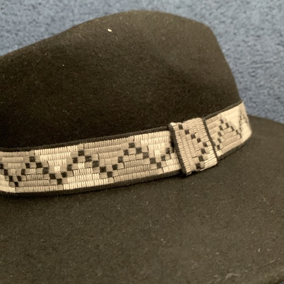 Universal Thread Hat - Picture 3 of 9